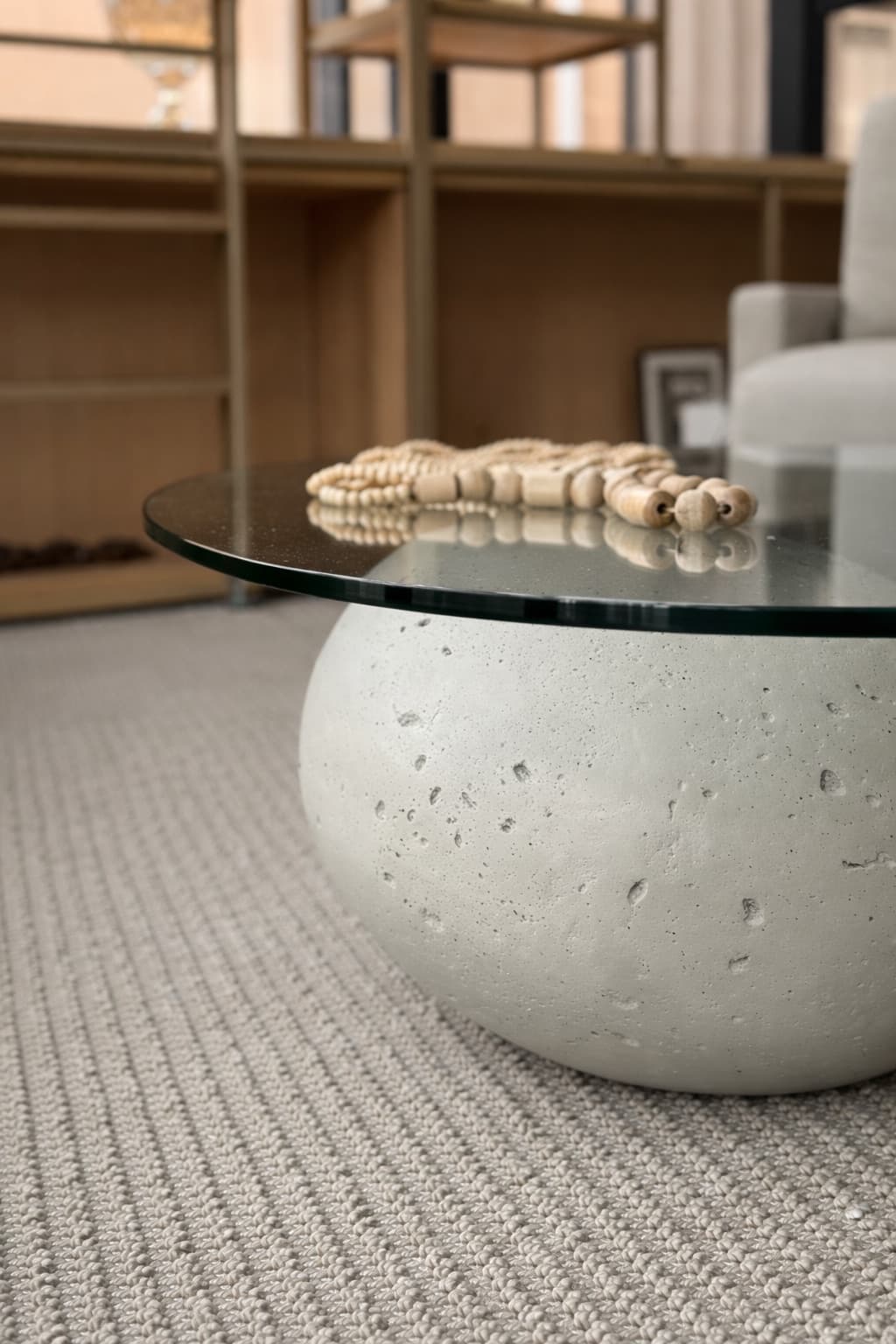 Detalhe de materiais e mobiliário no showroom Daniela Prado