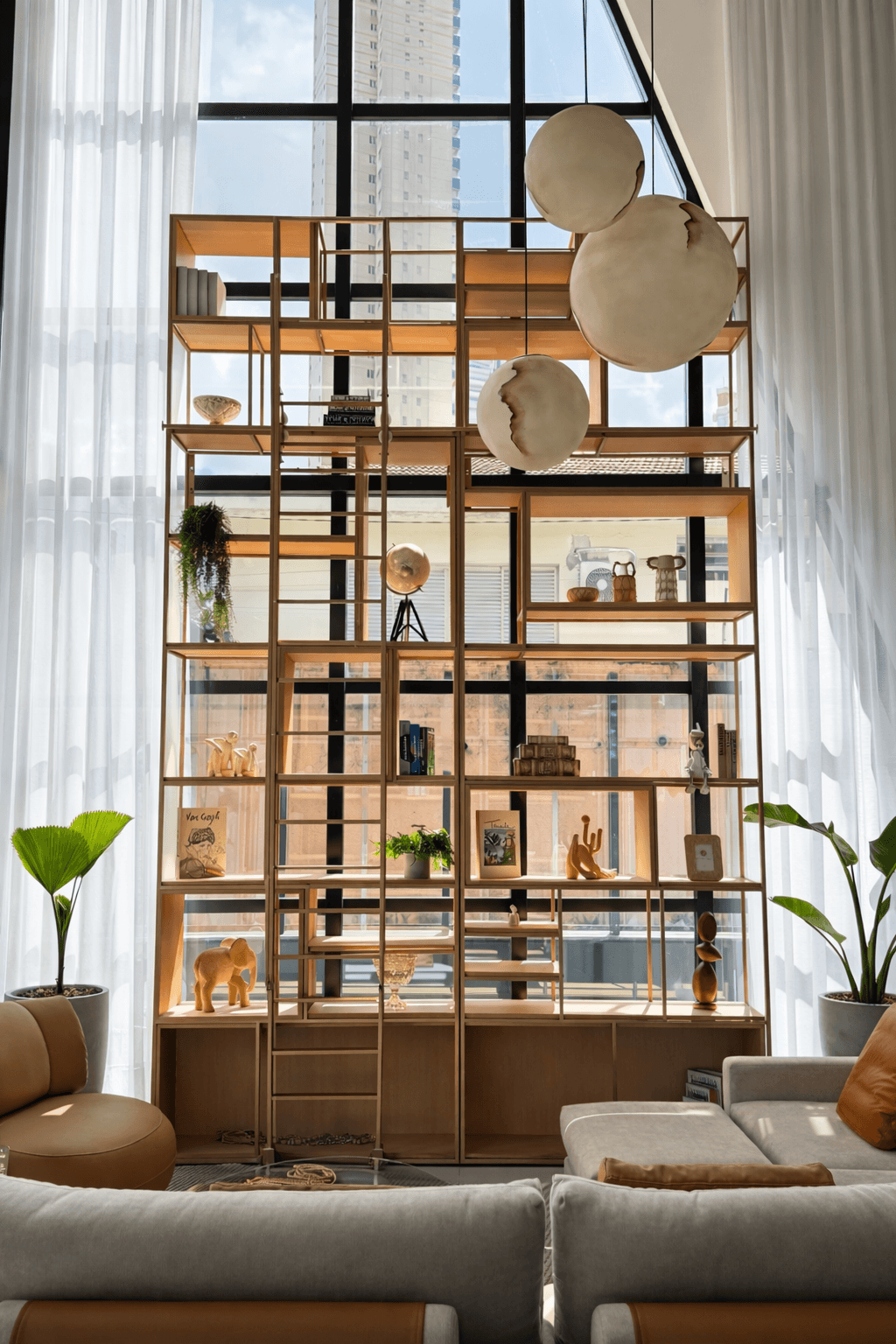 Estante planejada de piso a teto integrada ao living