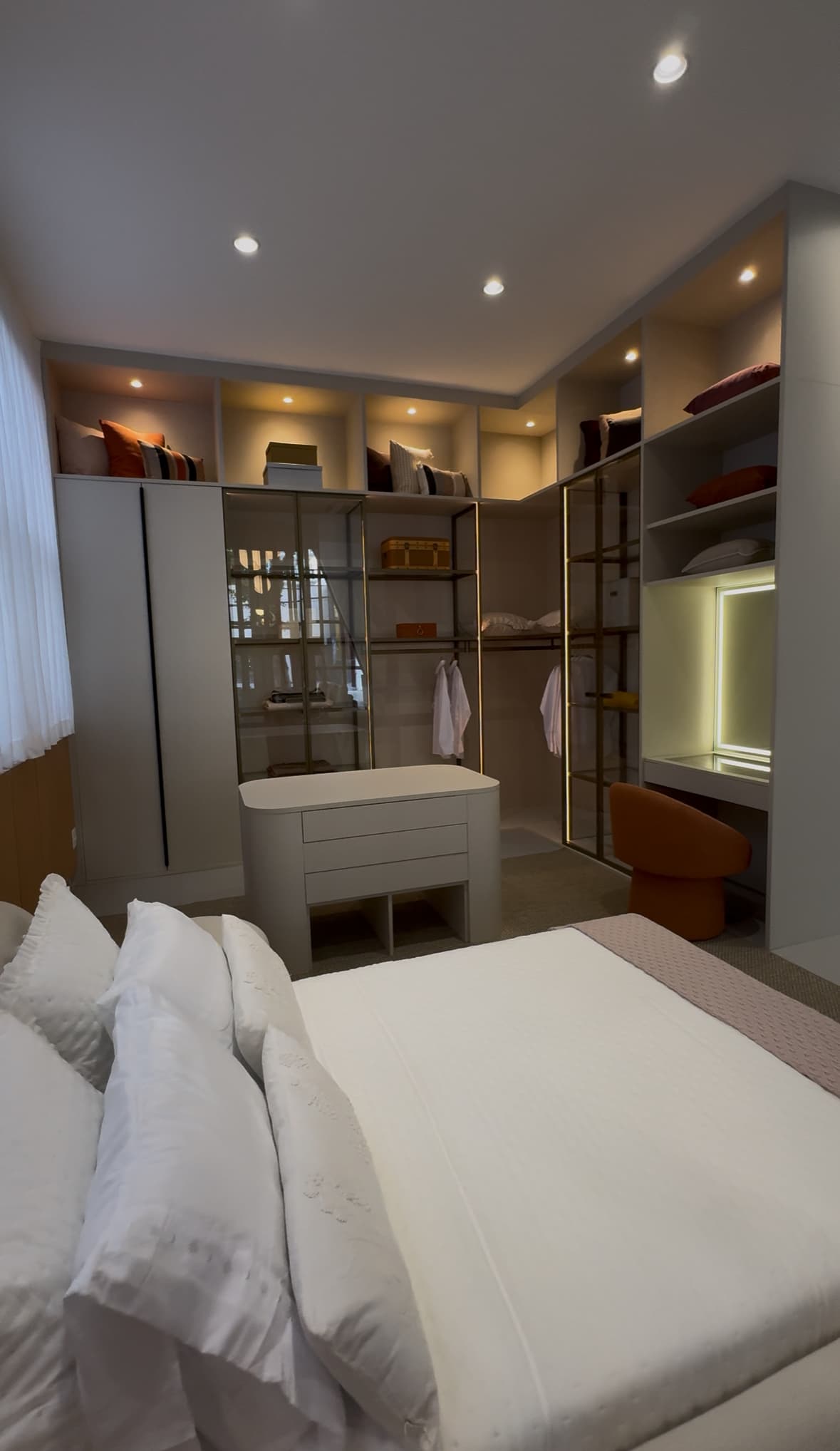 Closet planejado integrado ao dormitório